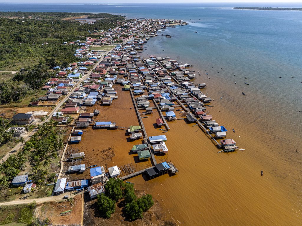 Gradasi warna laut di Desa Baliara, Pulau Kabaena