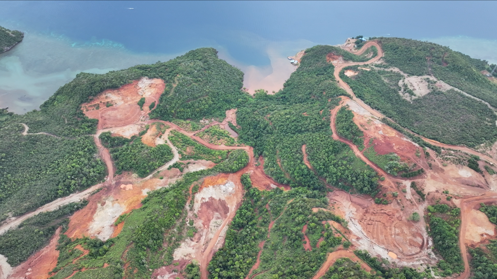 Jejak deforestasi pertambangan nikel di Desa Wulu, Pulau Kabaena