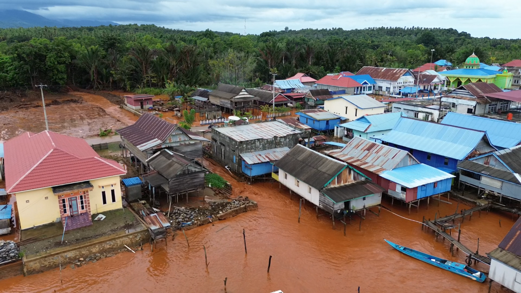 Pembukaan lahan yang masif untuk pertambangan nikel meningkatkan intensitas banjir di Pulau Kabaena
